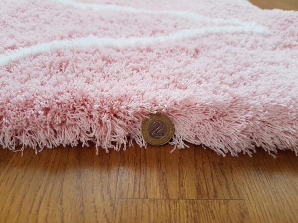 Puszysty dywan VELVET PINK shaggy w kolorze jasnego różu z białym wzorem - obrazek 10