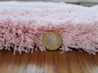 Puszysty dywan VELVET PINK shaggy w kolorze jasnego różu z białym wzorem - obrazek 3