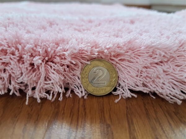 Puszysty dywan VELVET PINK shaggy w kolorze jasnego różu z białym wzorem - obrazek 3