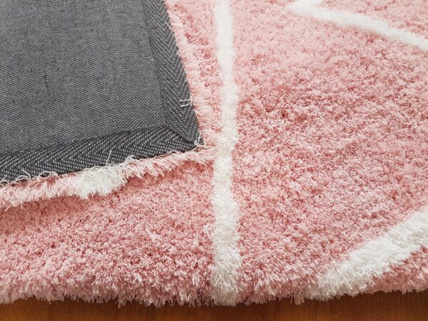 Puszysty dywan VELVET PINK shaggy w kolorze jasnego różu z białym wzorem - obrazek 9