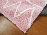 Puszysty dywan VELVET PINK shaggy w kolorze jasnego różu z białym wzorem - obrazek 8