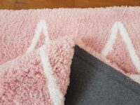 Puszysty dywan VELVET PINK shaggy w kolorze jasnego różu z białym wzorem - obrazek 7