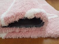 Puszysty dywan VELVET PINK shaggy w kolorze jasnego różu z białym wzorem - obrazek 6
