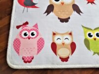 PLUSZOWY PUSZYSTY dywan dziecięcy antypoślizgowy KOLOROWY WZÓR W WESOŁE SÓWKI SOWY na jasnoszarym tle 120x170 cm - obrazek 9