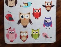PLUSZOWY PUSZYSTY dywan dziecięcy antypoślizgowy KOLOROWY WZÓR W WESOŁE SÓWKI SOWY na jasnoszarym tle 120x170 cm - obrazek 6