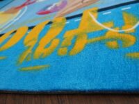 KOLOROWY WESOŁY AKRYLOWY DYWAN DZIECIĘCY dla chłopca niebieski z motywem złotej rączki DISNEY HANDY MANNY 100x150 cm - obrazek 4