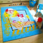 KOLOROWY WESOŁY AKRYLOWY DYWAN DZIECIĘCY dla chłopca niebieski z motywem złotej rączki DISNEY HANDY MANNY 100x150 cm