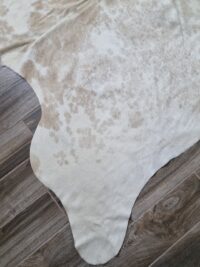 LUKSUSOWY NATURALNY DYWAN ZE SKÓRY BYDLĘCEJ DO SALONU SYPIALNI kremowy beżowy biszkoptowy LUXOR LIVING RINDERFELL 200x200 cm - obrazek 6