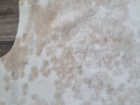 LUKSUSOWY NATURALNY DYWAN ZE SKÓRY BYDLĘCEJ DO SALONU SYPIALNI kremowy beżowy biszkoptowy LUXOR LIVING RINDERFELL 200x200 cm - obrazek 9