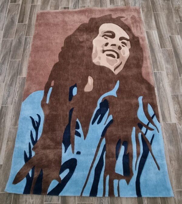 UNIKATOWY RĘCZNIE TUFTOWANY DYWAN AKRYLOWY Z IKONICZNYM PORTRETEM BOBA MARLEYA niebieski brązowy 160x230 cm - obrazek 2